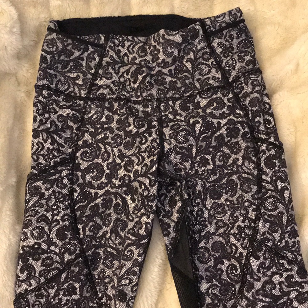 Lululemon Cinder Lace Outrun Crop